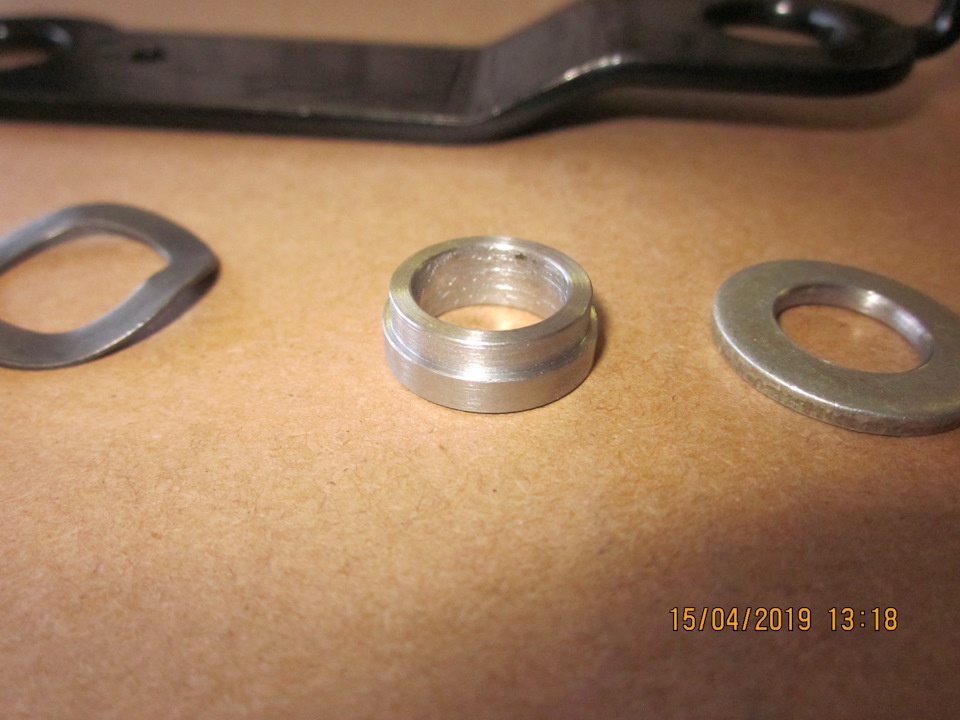 Спец-шайба. В канавку входит стоковая пружинная шайба. Осевая длина канавки задаёт усилие перемещения замка ремня безопасности в плоскости вперёд-назад — Lada Vesta SW (1G)