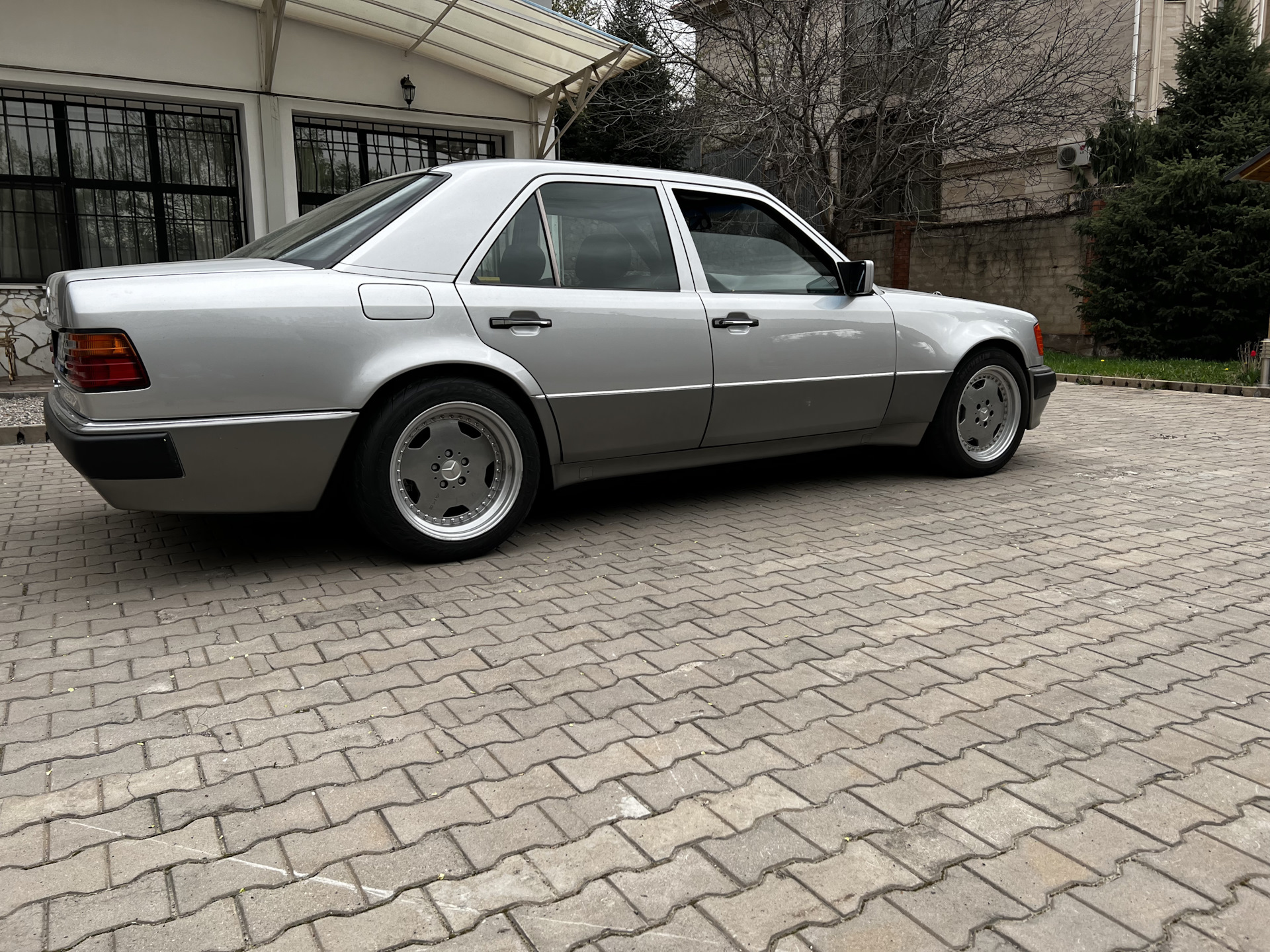 Катализатор 124 мотор. Мерседес е500 волчок салон. Mercedes benz w124 e500. Мерседес е 124 1990. Мерседес w124 салон.