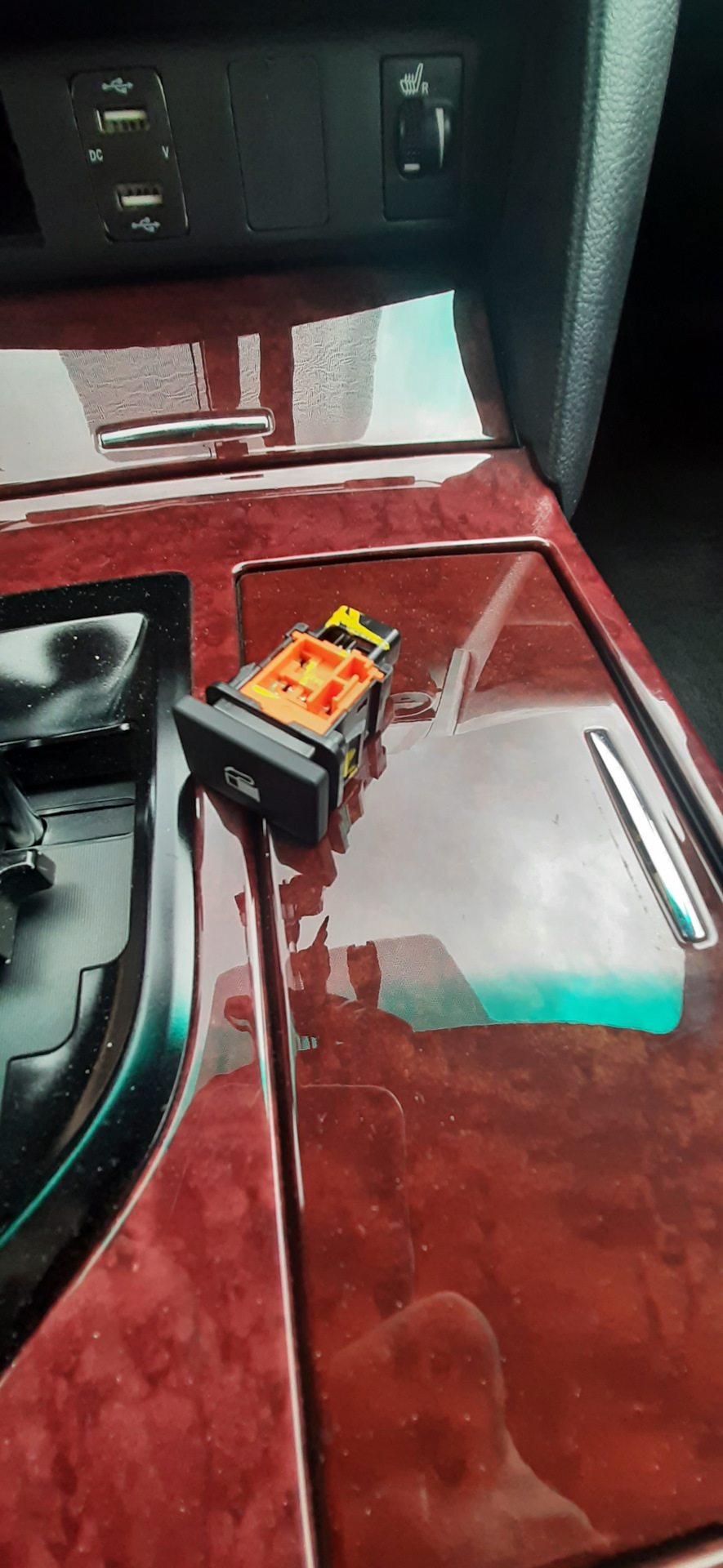 Кнопка открытия лючка бензобака — Toyota Camry (XV50), 2,5 л, 2014 года ...