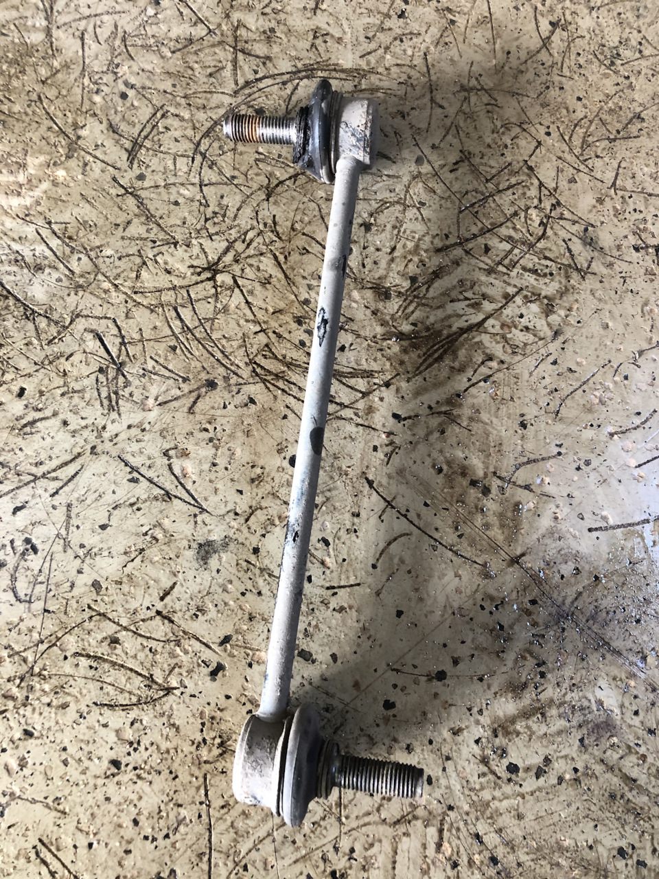 Задние ступичные подшипники, стойки стабилизатора, ТО и ещё чего-то там ...