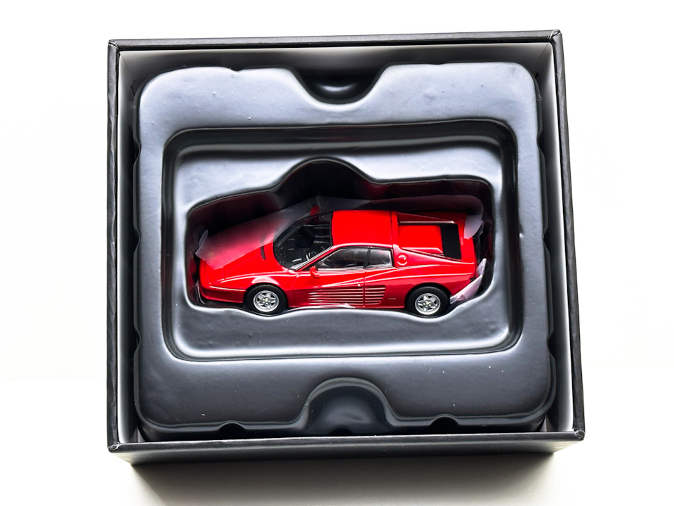 1987 Ferrari Testarossa 1:64 Tomica Limited Vintage Neo