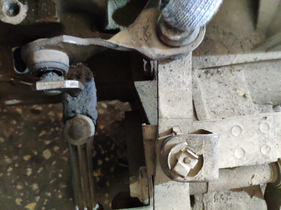 Сильный люфт на втулках — Volkswagen Golf Mk4