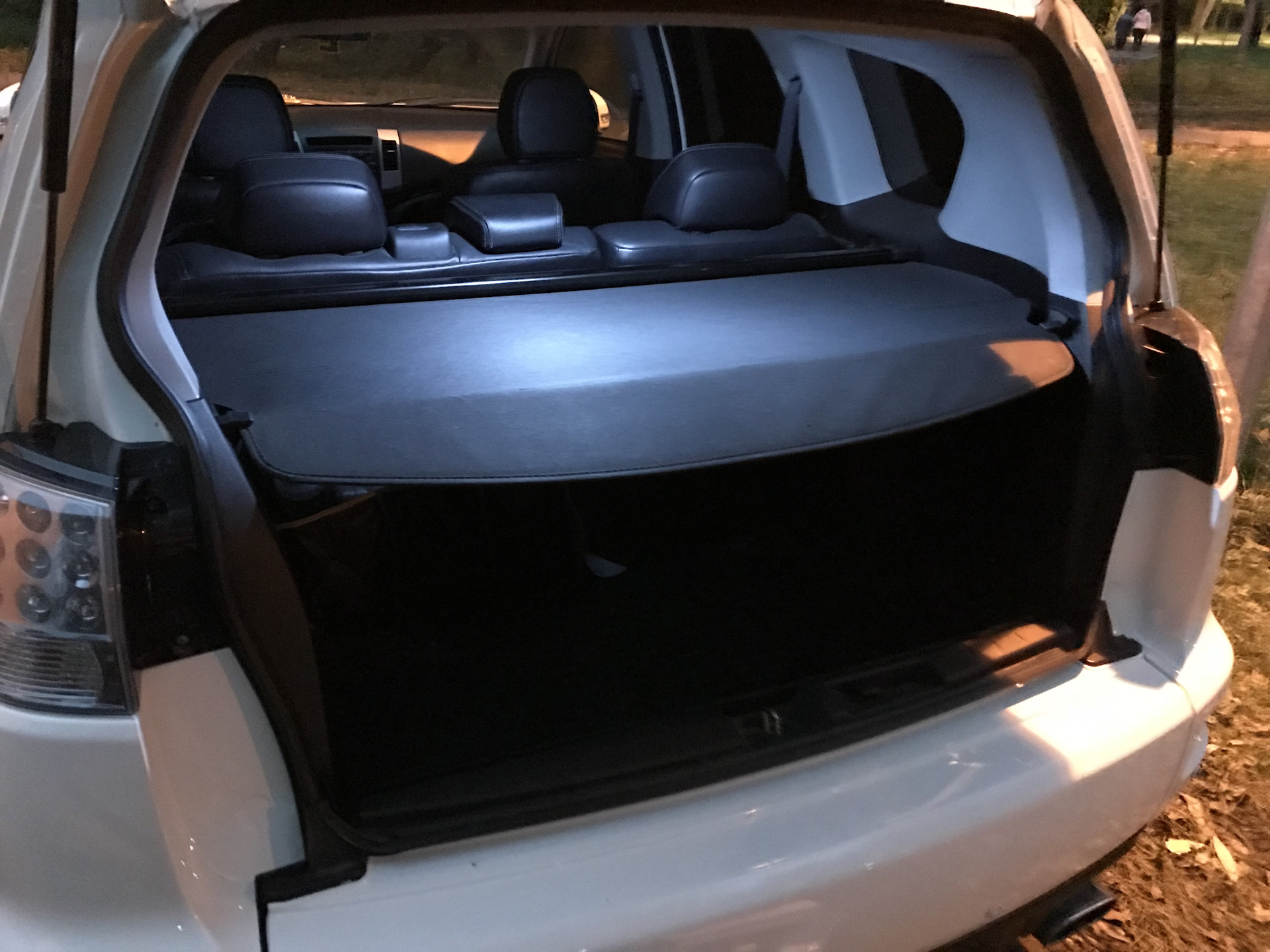 Шторки аутлендер 3. Шторка багажника Mitsubishi Outlander XL. Шторка в багажник Митсубиси Аутлендер XL 2011. Шторка багажника Мицубиси Аутлендер 2010. Шторка багажника Мицубиси Аутлендер 3.