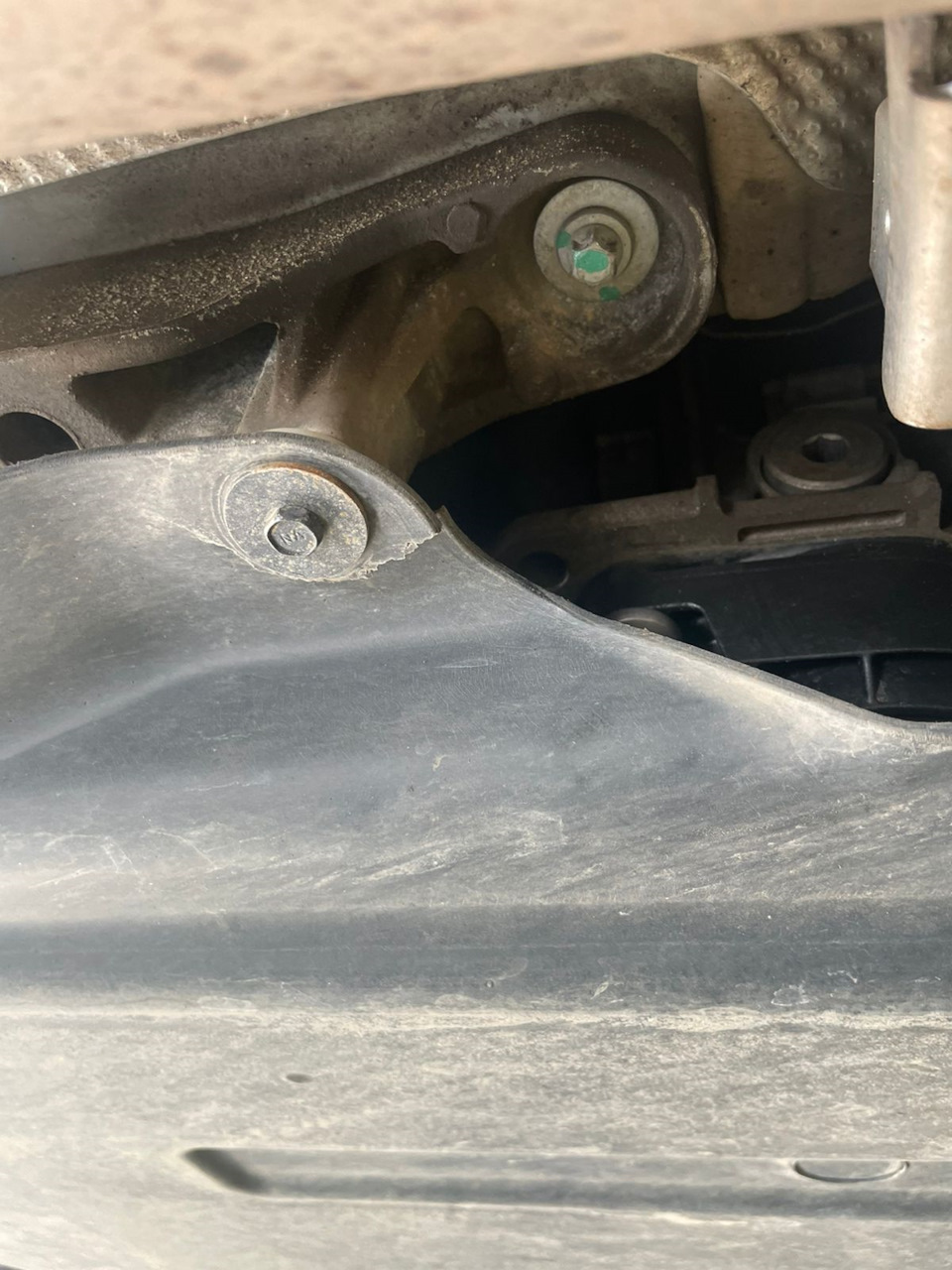 небольшая трещина пыльника (защиты) поддона АКПП — BMW X3 (G01)