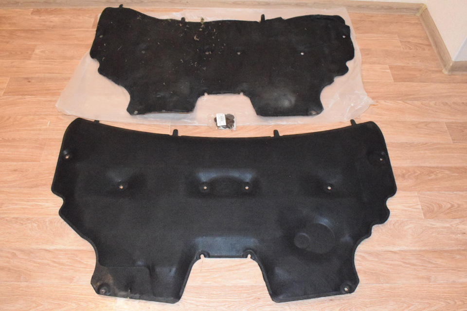 Шумоизоляция капота (сверху оригинал Ford 1562666, снизу BSG 30-922-050) — Ford Fiesta (Mk VI). Запчасти на фото: 1562666