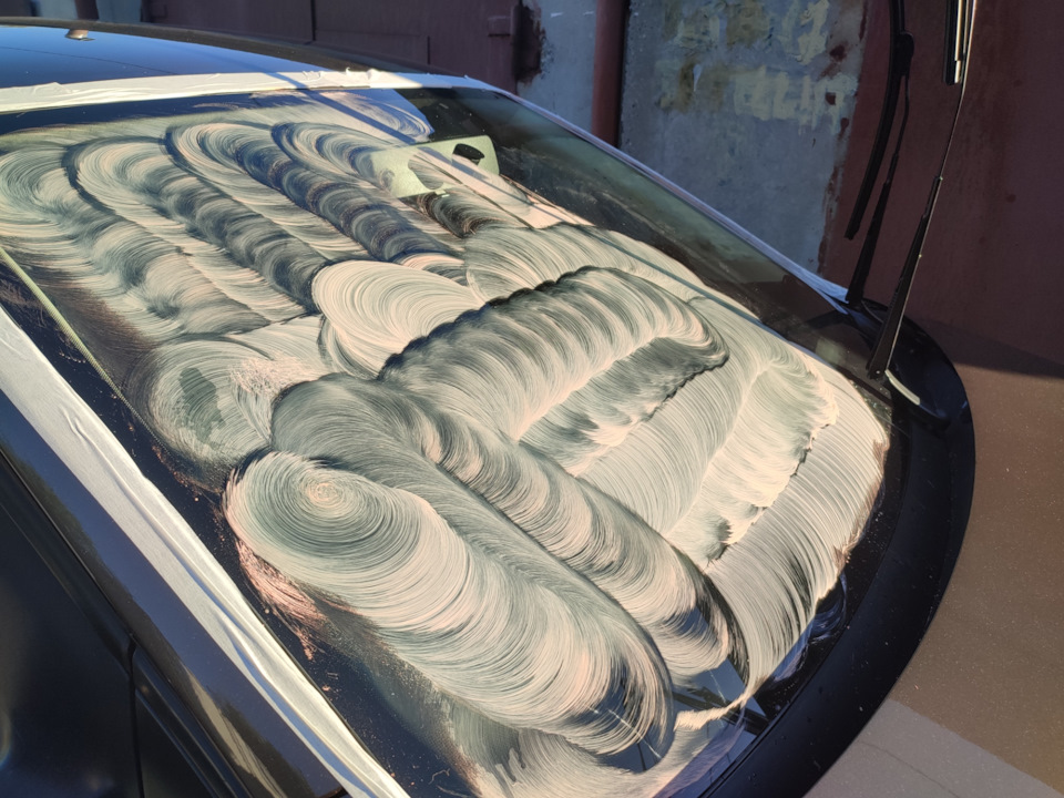 Стекло загружено пастой. — Volkswagen Polo Sedan