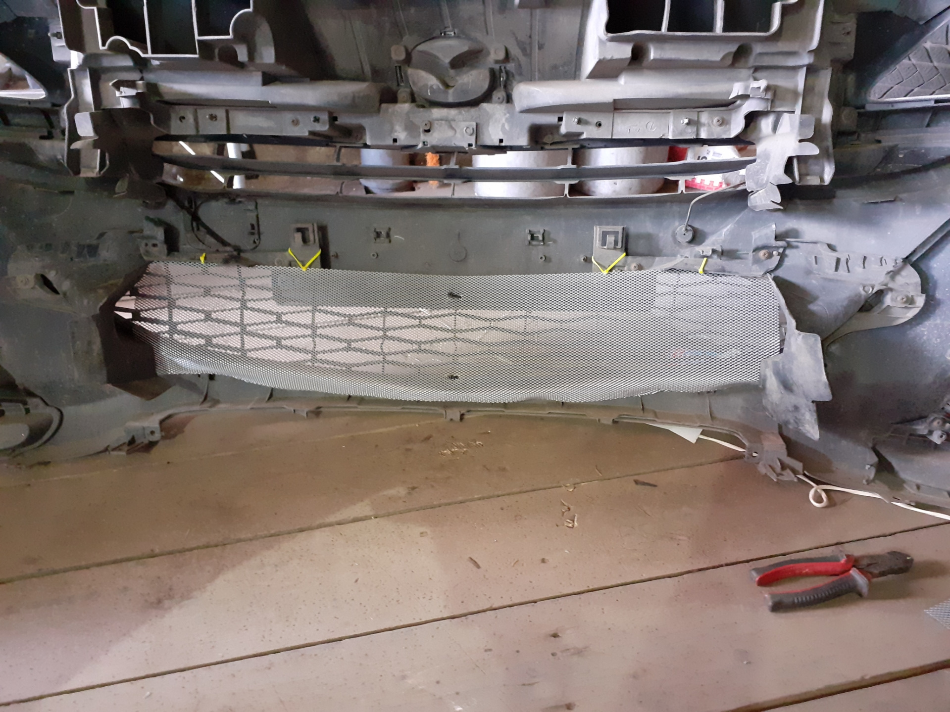 Алюминиевая сетка в бампер и бронепленка для туманок — Mazda 3 (2G) BL ...