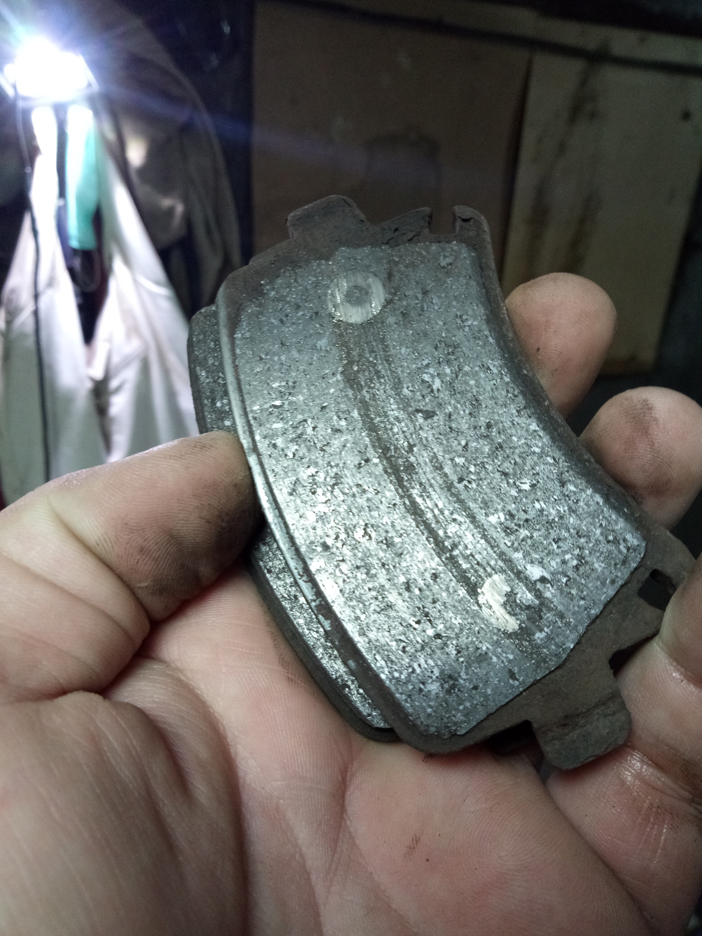 внутренняя колодка. поршень суппорта jetta 5. стертые колодки. прадо 120 задние тормозные диски trw. внутренняя и внешняя колодка.