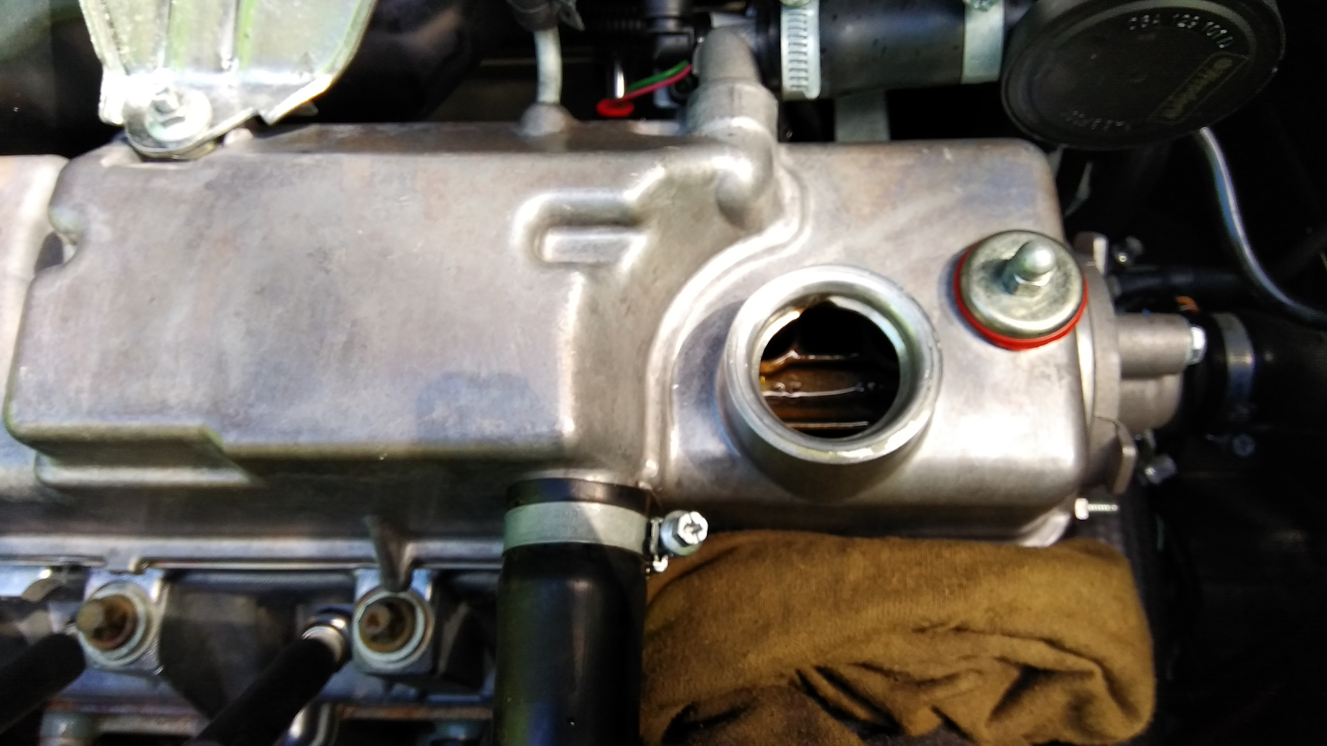 Замена масла калина 8. Масляная горловина двигателя ВАЗ 2114. Горловина маслозаливная Калина 1.4. Масло в двигатель Калина 8 клапанов.