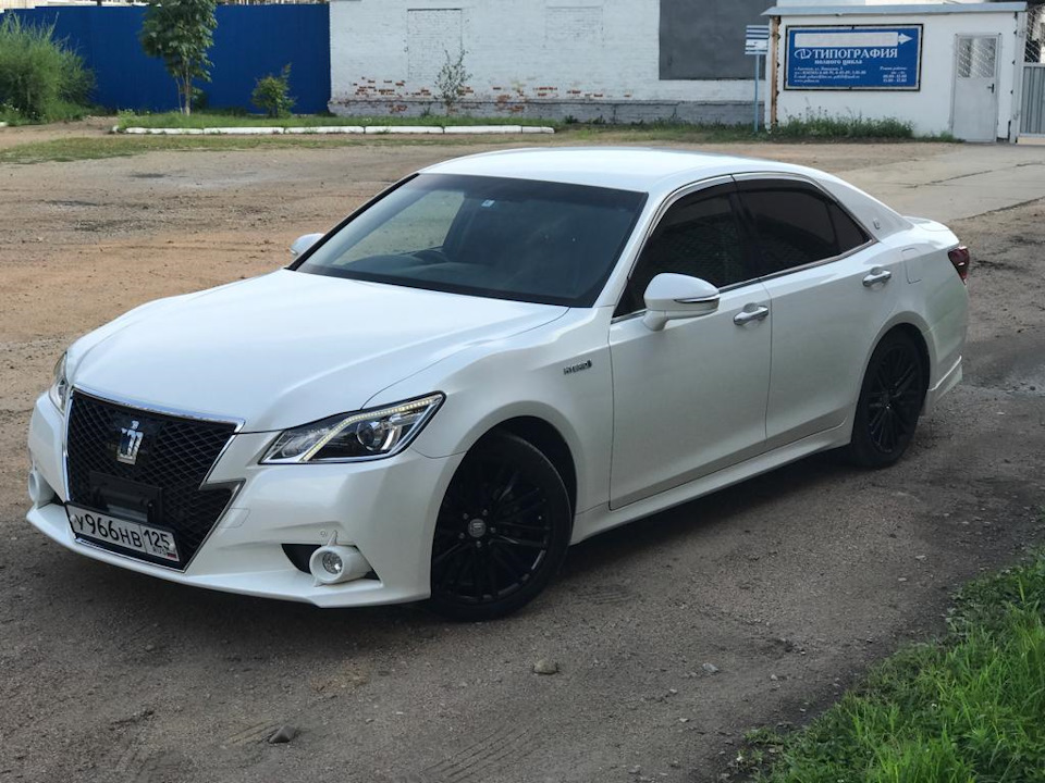 Toyota Crown 2015 черный