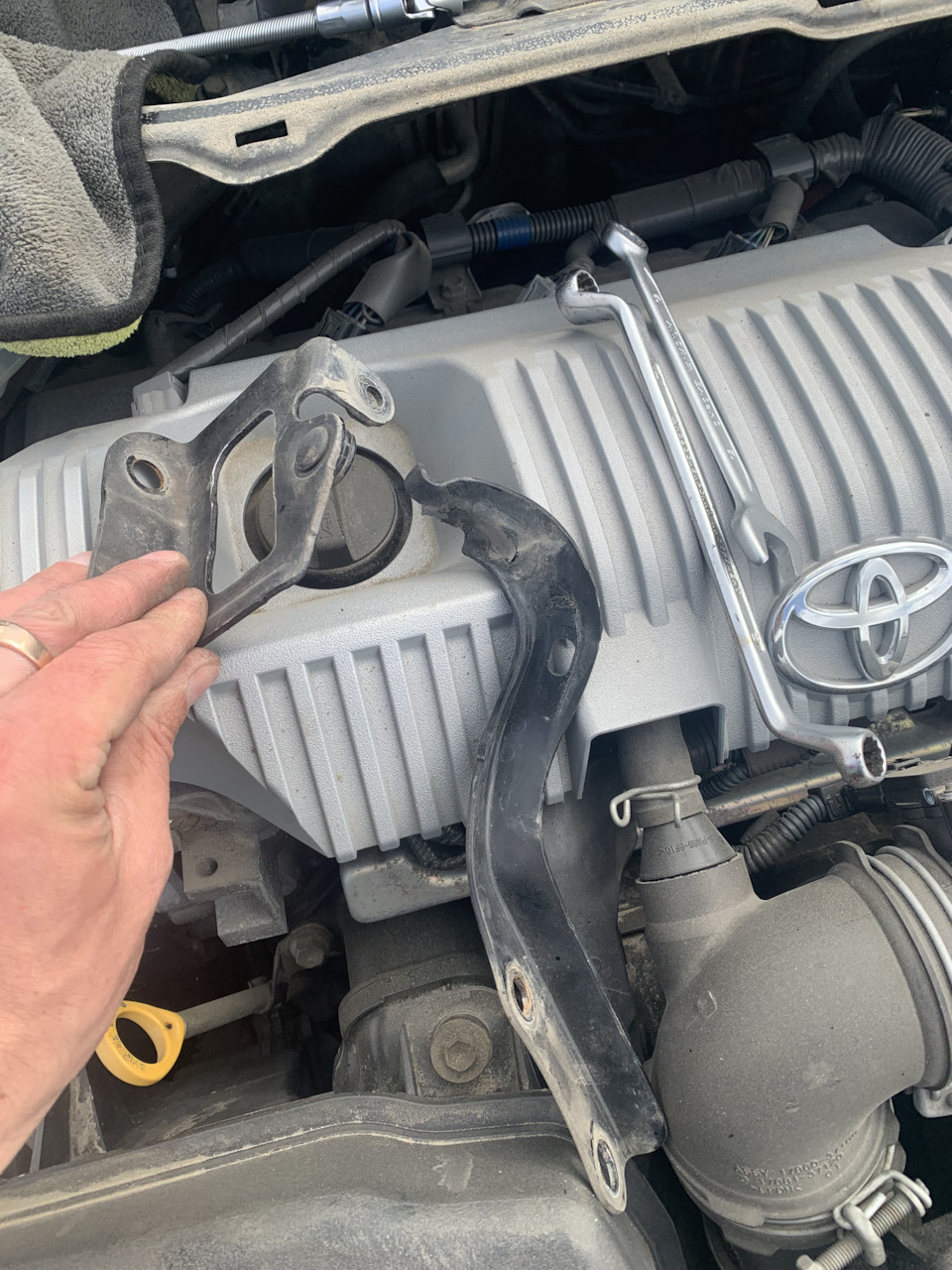 Маленькая неприятность с петлей капота — Toyota Prius (30), 1,8 л, 2012 ...