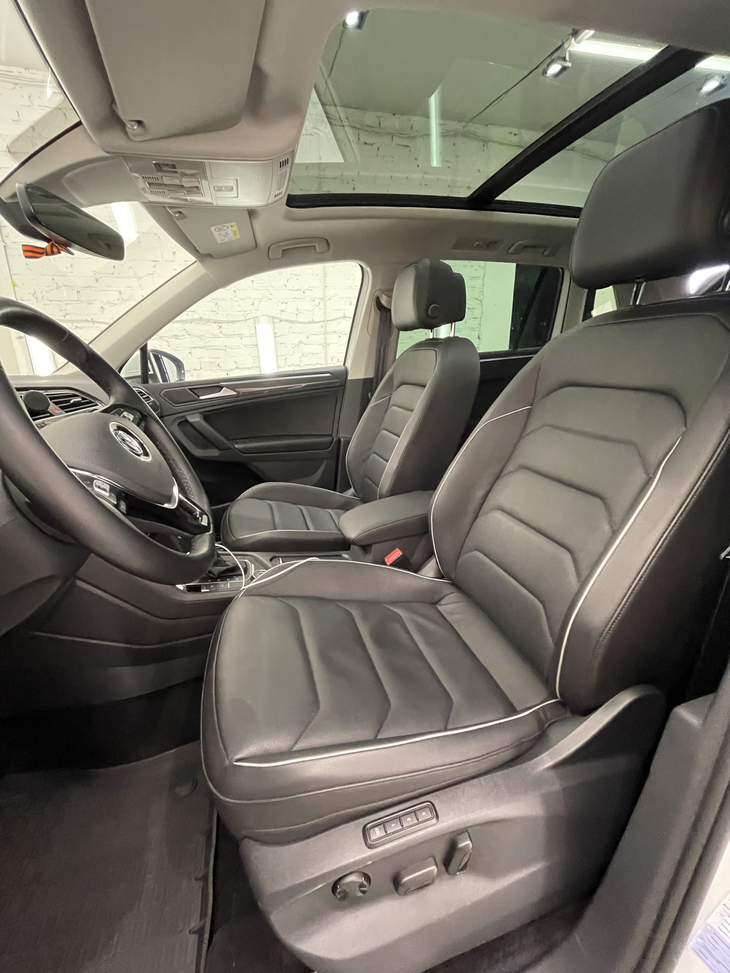 Volkswagen Tiguan. Локальная химчистка салона! Удаление битумных пятен ...