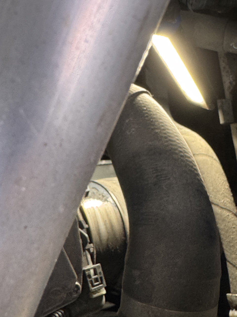 Течь патрубка интеркулера. Тут уже тряпочкой протерли, а так там уже приличная шуба была. — BMW X3 (G01)