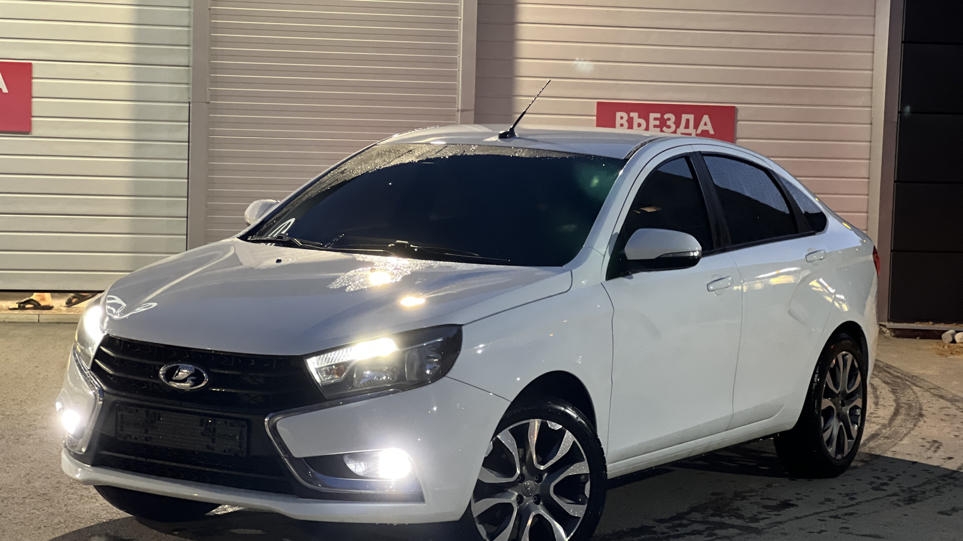 Белая Lada Vesta CNG