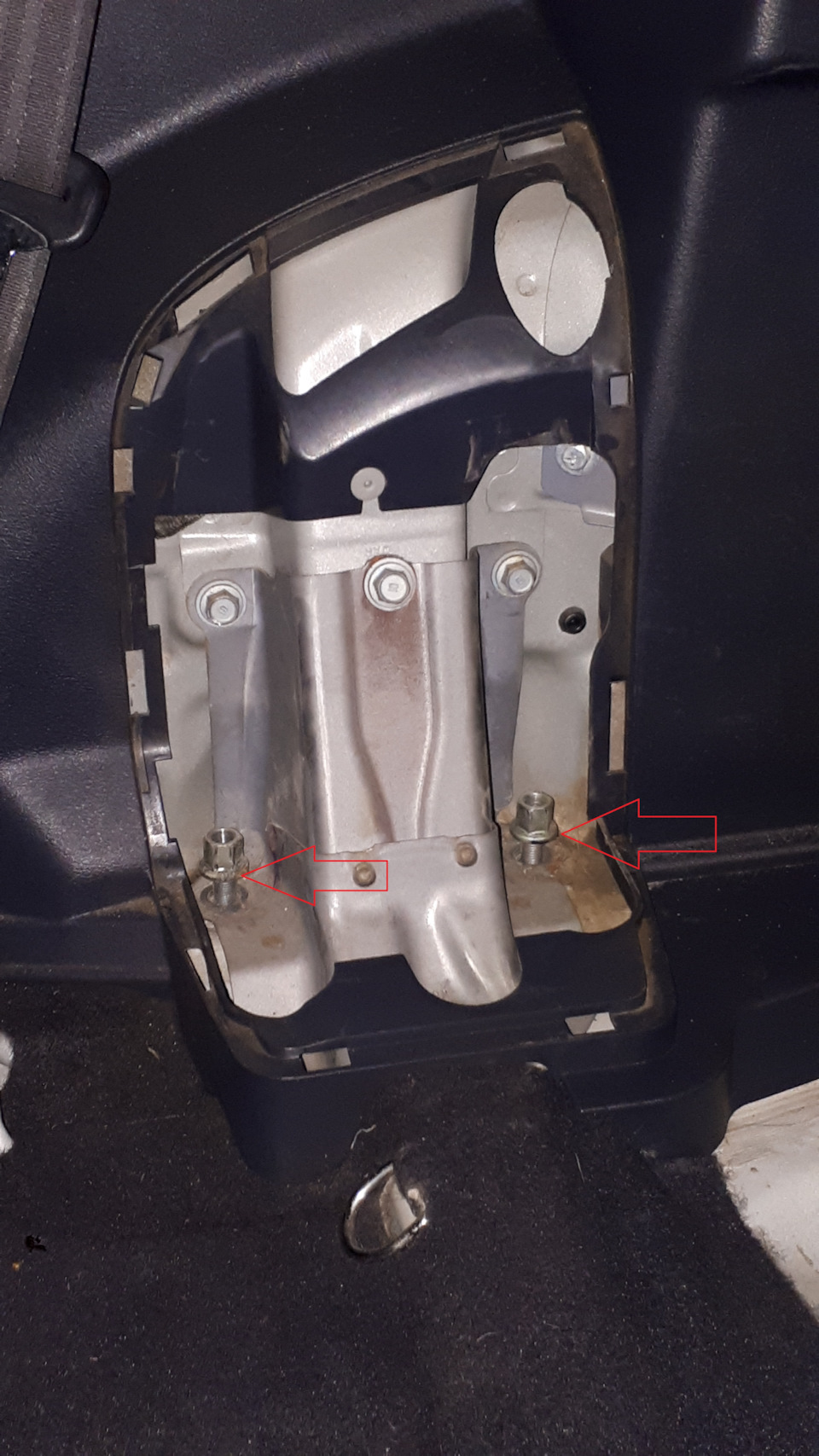 11. Przód: włóż kolumnę z podkładką do kielicha, złap nakrętkami; osadź w zwrotnicy i dokręć obejmę. — Honda CR‑V III (RE)