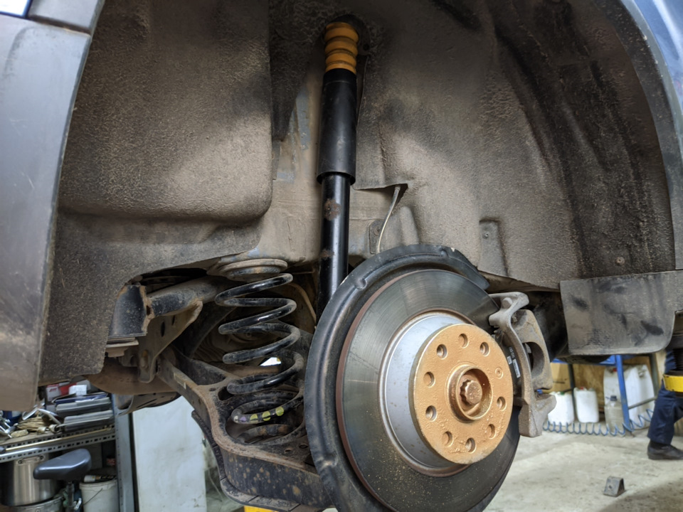 Замена отбойников задних амортизаторов — Volkswagen Tiguan (1G), 2 л ...