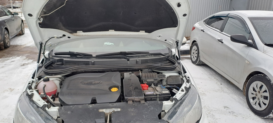 Газовые упоры капота на Весту. — Lada Vesta SW (1G), 1,6 л, 2020 года ...