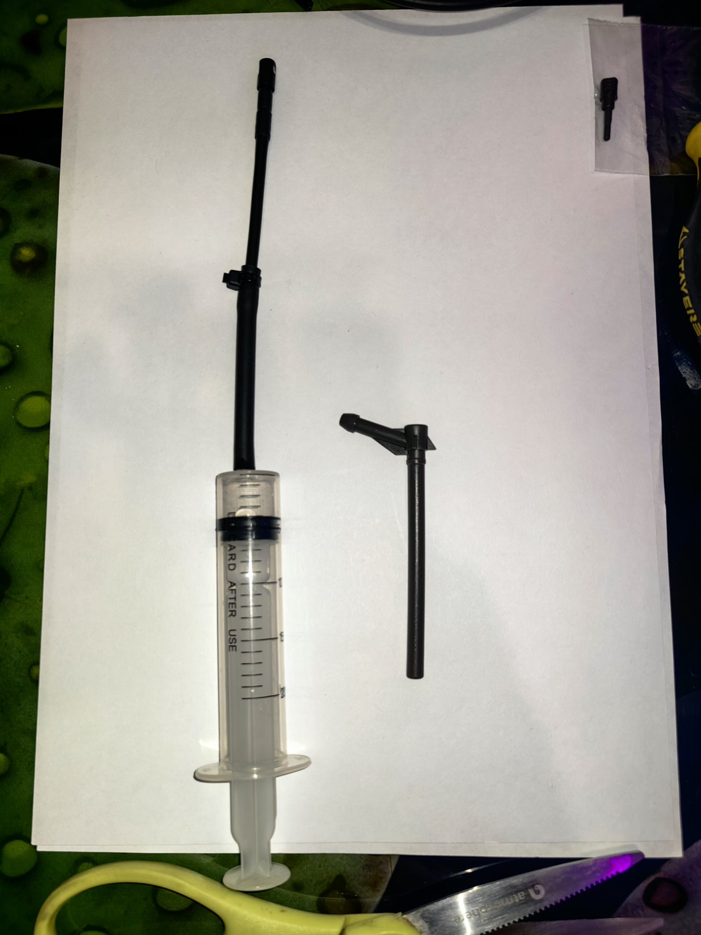 Замена омывающей форсунки камеры заднего хода. — KIA Sportage (4G), 2 л ...