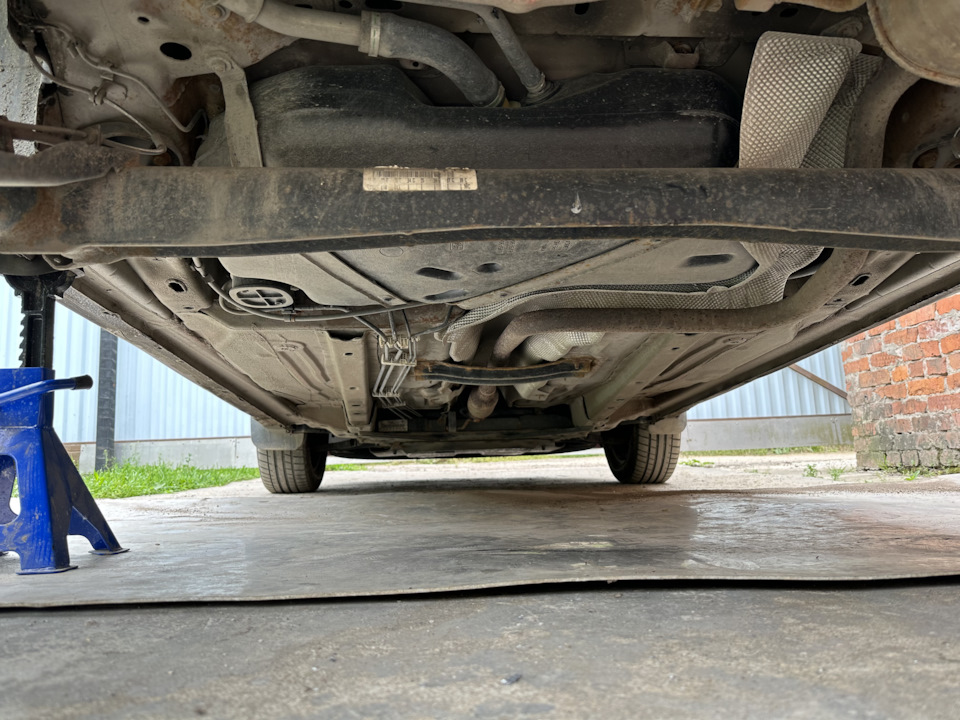 Вид снизу — Ford Fiesta (Mk VI)