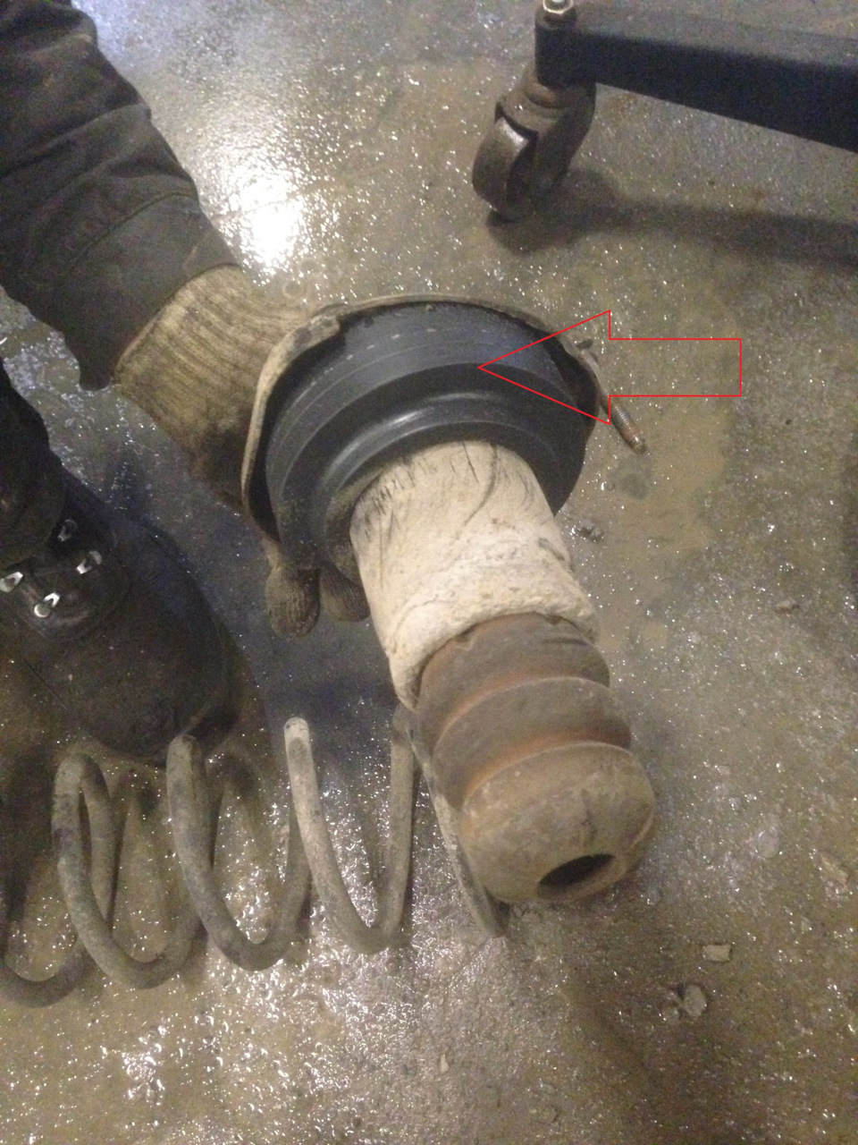 Krok 16 — Tył: odkręć dolne mocowanie amortyzatora; ostrożnie opuść wahacz, zachowując kontrolę nad sprężyną (jeśli dotyczy). — Ford Mondeo Mk4 FL