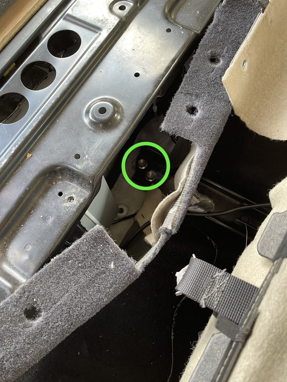 Выкрутить 10 болтов крепления кресел — Lexus RX 400h (2G)