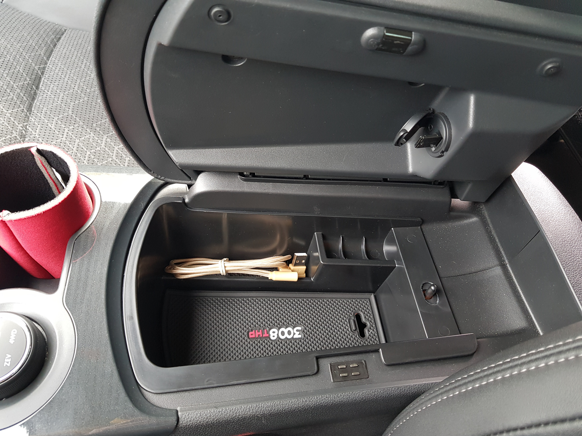 Аукс пежо. Peugeot 3008 USB aux. Подстаканник Пежо 408. Пежо 3008 комплектации динамика. Подстаканник Пежо 407.