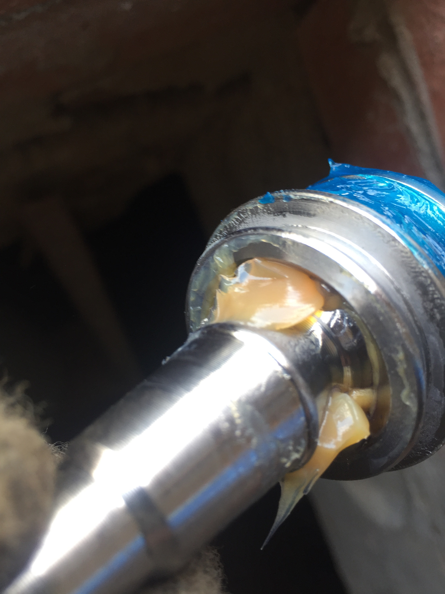 Датчик автокорректора, ролик ремня кондиционера, пыльник переднего ...