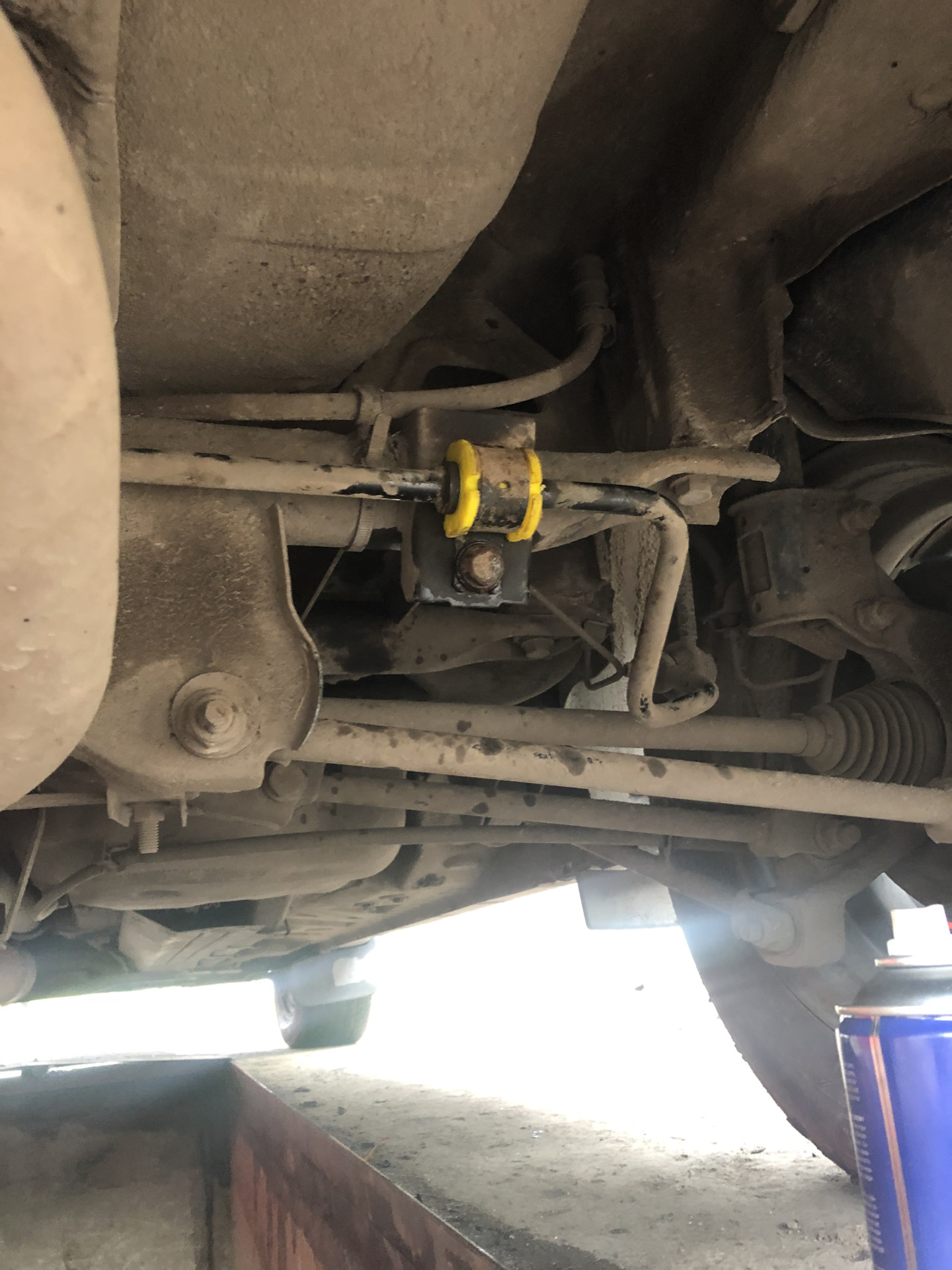 Передняя подвеска рено дастер 4х4 2. Дастер стучит. Тепловой экран глушителя рено дастер. Скрип в подвеске рено дастер. Передняя подвеска рено дастер 1.