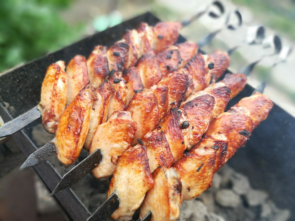 овощи с мясом на шампурах. mwAAAgFkAOA 960. овощи с мясом на шампурах фото. овощи с мясом на шампурах-mwAAAgFkAOA 960. картинка овощи с мясом на шампурах. картинка mwAAAgFkAOA 960. С того времени, как мои дети поселились в частном доме, свой день рождения я праздную у них. Лето. Жара. Сидеть в квартире совсем не хочется, да ещё и стоять у плиты. Поэтому я готовлю шашлыки. В этот раз готовили на мангале несколько видов шашлыка и одними из таких были шашлыки из свинины с овощами. Овощи можно выбирать по своему вкусу. Я выбрала кабачки, баклажаны, сладкий перец и обязательно лук. Получилось просто великолепно!
