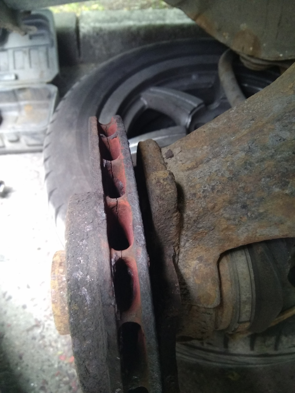 Лопнул передний тормозной диск — Audi 80 (B2), 1,8 л, 1986 года ...