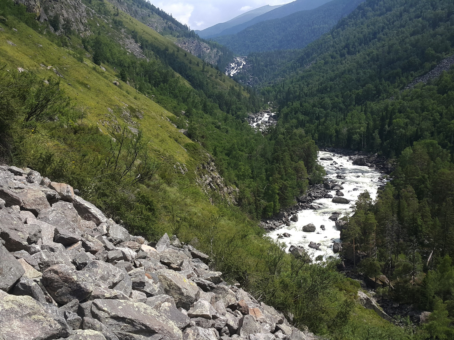 G trail. Водопад Учар. Тропа на Учар Алтай. Тропа к водопаду Учар. Дорога на Учар водопад.