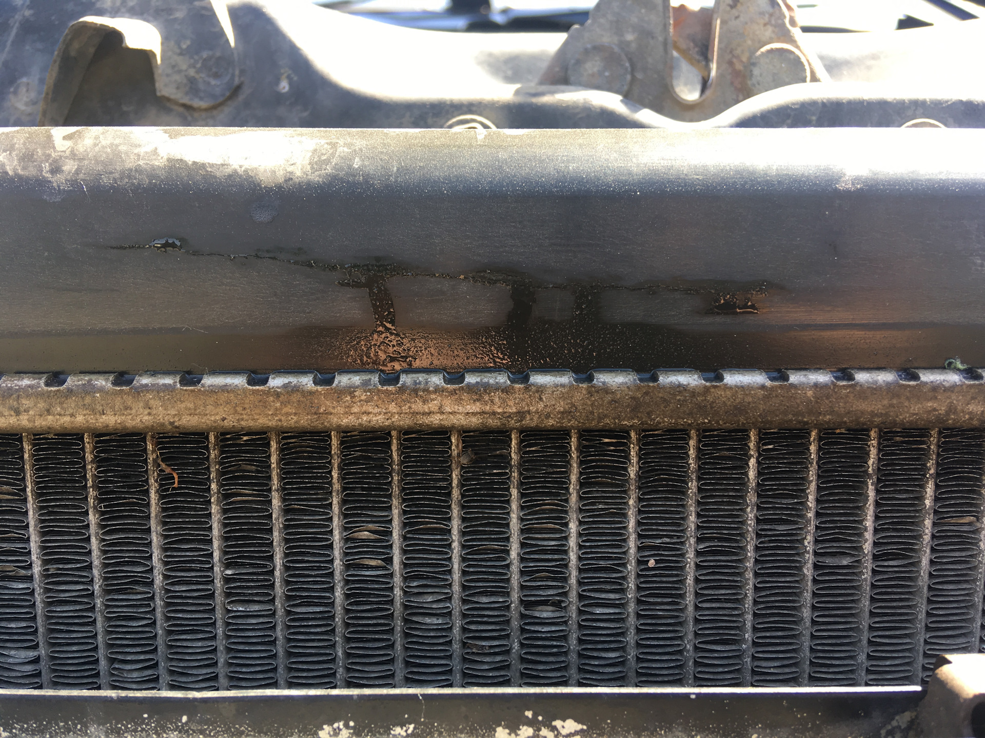 Поврежденный радиатор. Разорвало радиатор причины. Разорвало радиатор причины. 7. Трещина в радиаторе.