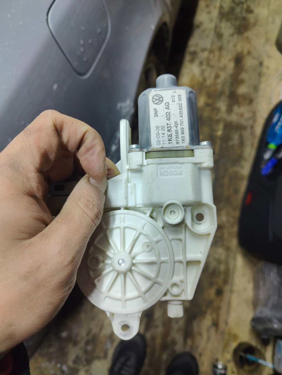 замена правого переднего моторчика стеклоподъемника. — Skoda Octavia A5 ...