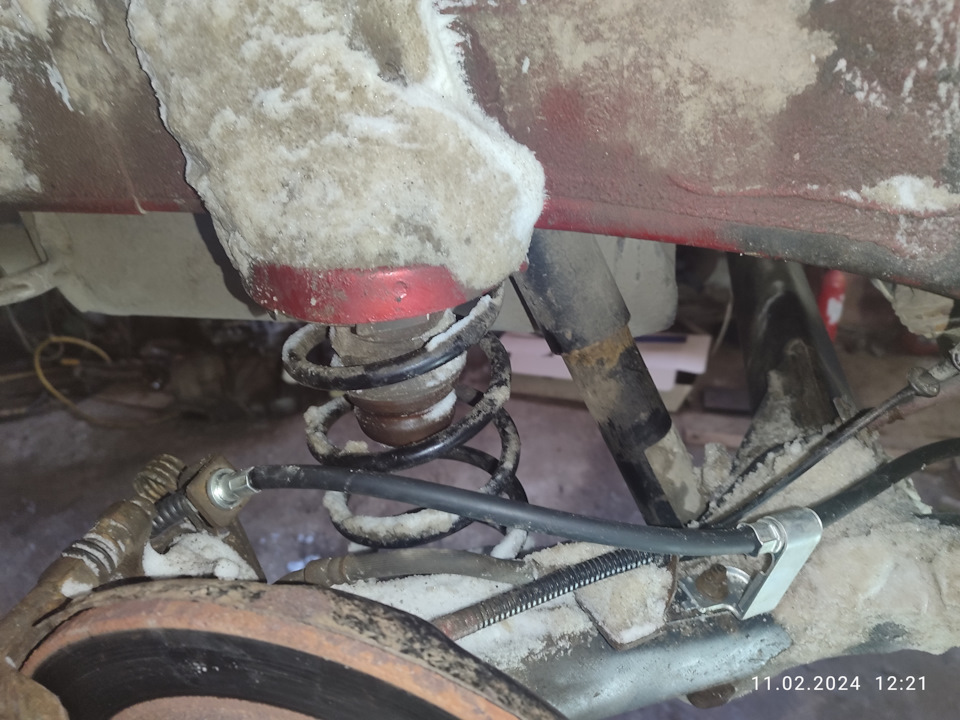 Замена правого тросика ручного тормоза. — KIA Rio (3G), 1,6 л, 2012 ...