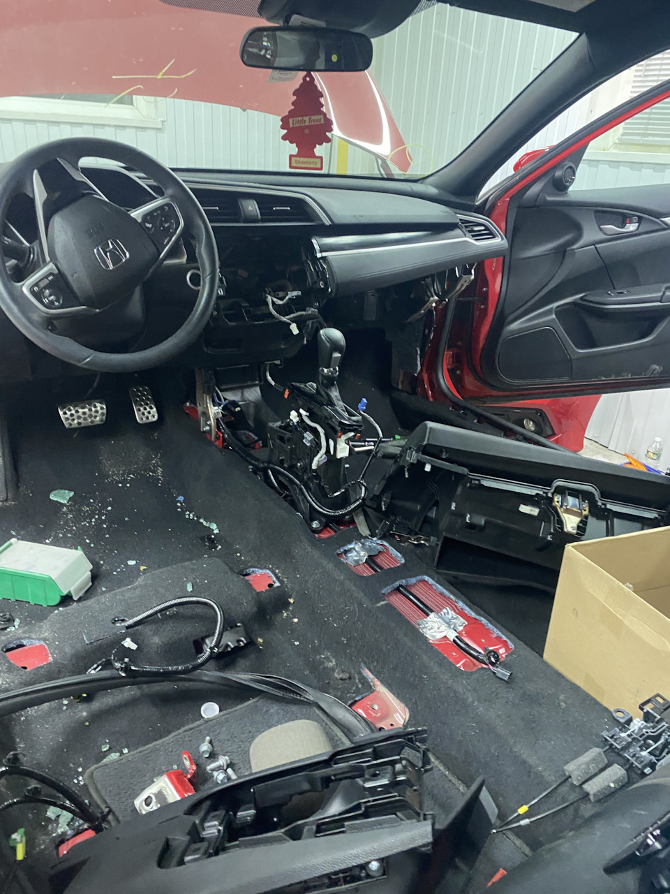 процес разборки салона — Honda Civic 4D (10G)