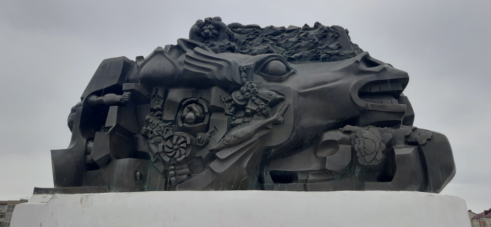 Табун лошадей символизирует бег времени; 3 следа: мужской, женский и детский, которые обозначают уходящую семью, которая встречается с предками; лотос символизирует вечное возвращение. В лотосе находится зародыш ребёнка. Эта композиция означает будущее возвращение; возвращение на родную землю обозначает прорыв сквозь металл; огромная лошадь, которая олицетворяет силу движения; череп под копытами лошади символизирует прошлое, из которого вырастают цветы настоящего и будущего; в центре вращения вечного колеса спит эмбрион. — Jeep Cherokee (KL)