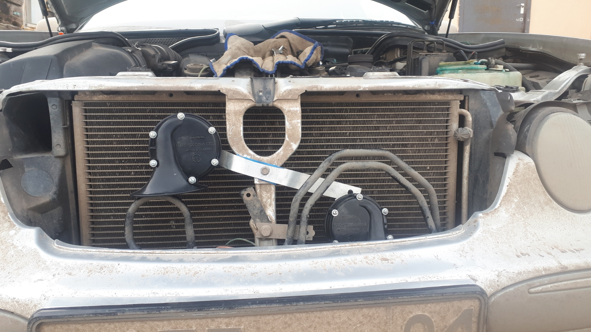 Между радиатором и решеткой. Между радиатором и решеткой. Шуба между радиаторами. Защита между бампером и радиатором на лх 470. Американка между радиаторами.