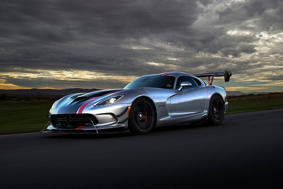 Dodge Viper ACR на черном фоне