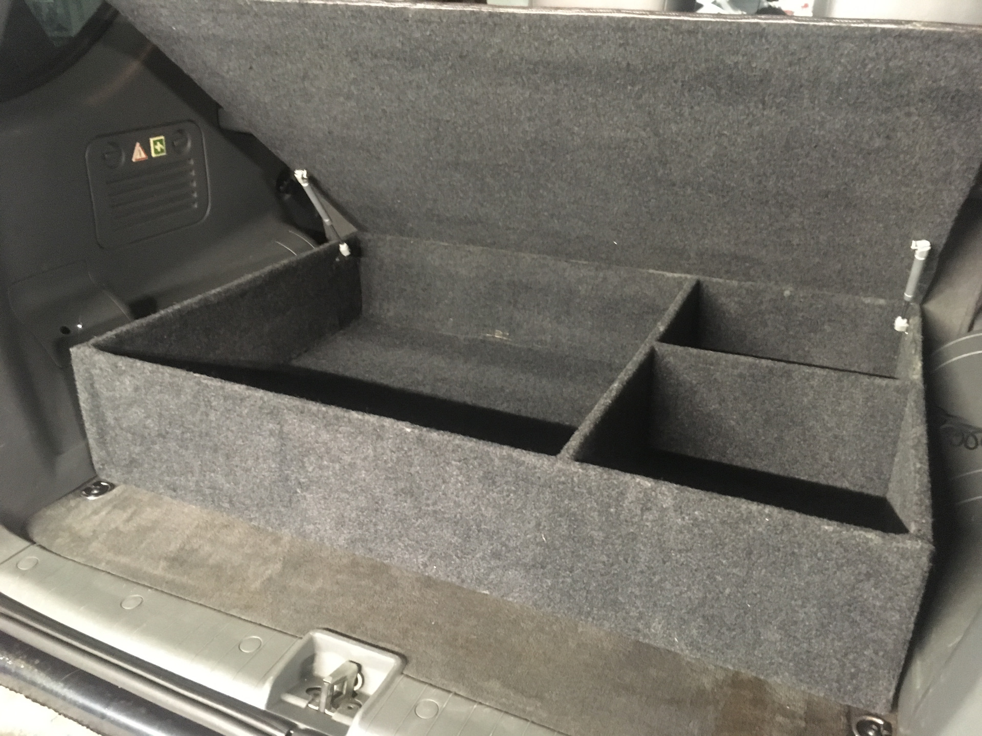 Ящик для инструментов в багажник автомобиля ВАЗ 2115