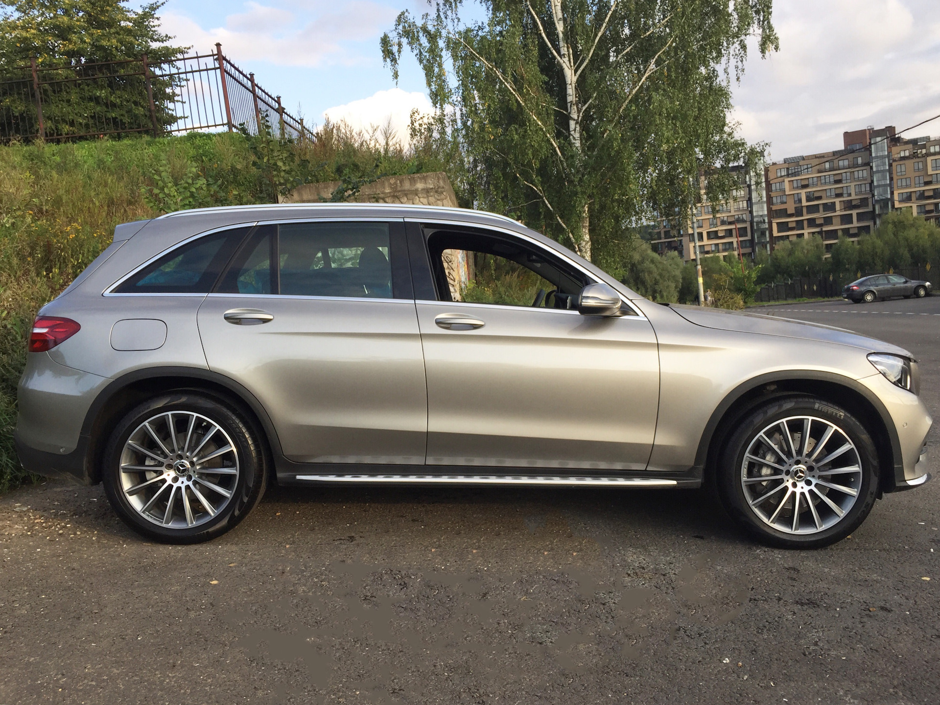 Колеса на мерседес r17. Glc шины размер. Glc шины размер. Glc 2015 размеры шин. Диски на машине glc.