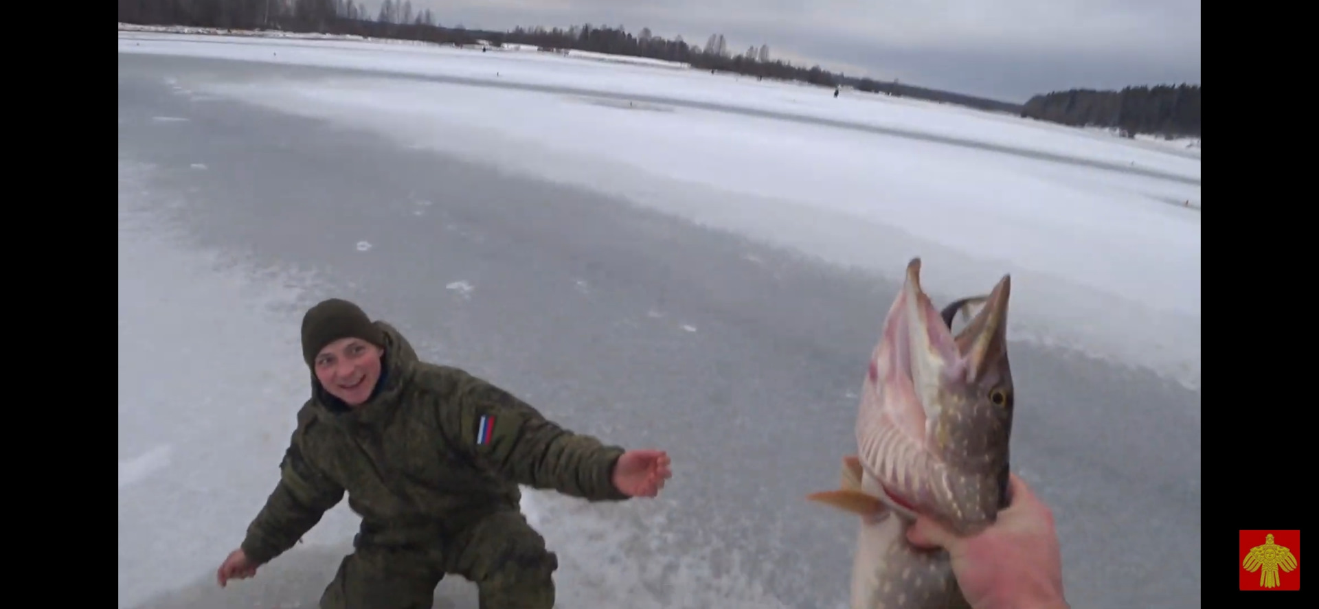 Зимняя рыбалка на щуку видео на мормышку по первому льду в ноябре