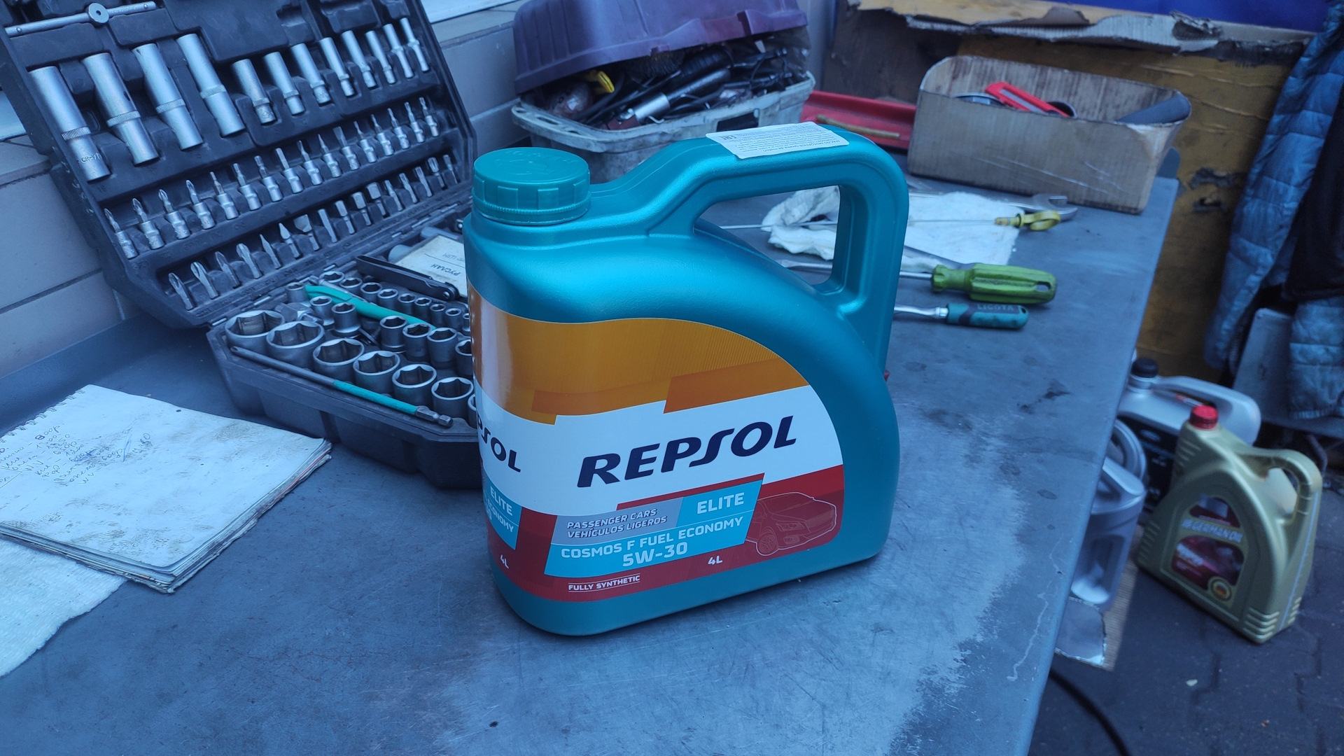Repsol cosmos f fuel economy 5w 30. Замена масла в моторе +Repsol.