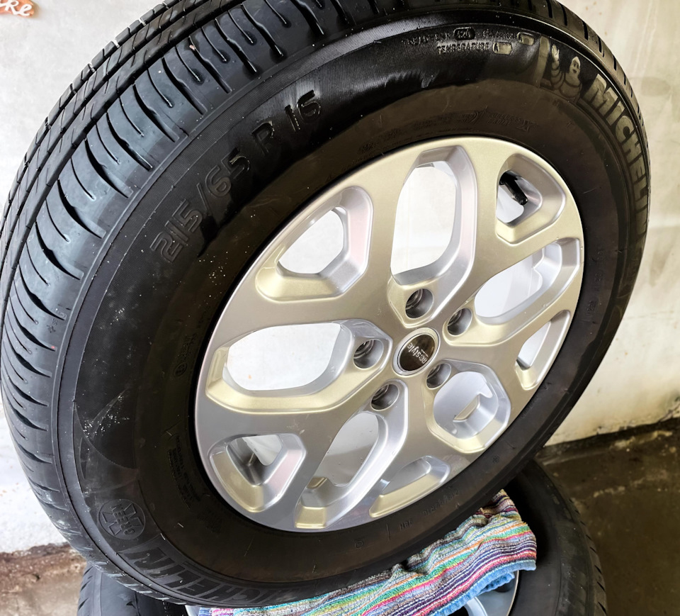 Шины летние Michelin 215/65 R16, литые диски 6Jx16 5x114,3 на Renault ...