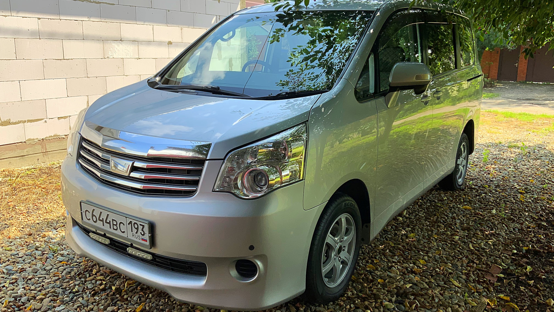 Noah ii. Toyota Noah 2011. Тойота Ноах 2011. Тойота Ноах 2 поколение. Вокси 70 пикник комплектация.