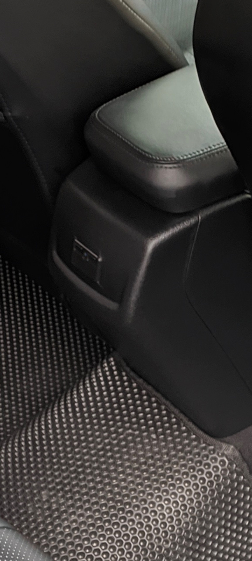 USB для пассажиров заднего сиденья — KIA K5 (3G), 2 л, 2020 года ...