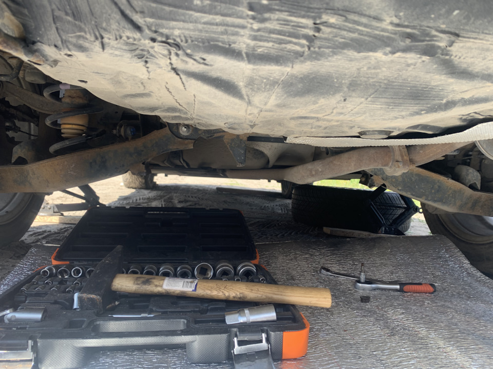 Замена втулок и стоек заднего стабилизатора + резинки глушителя — Mazda ...