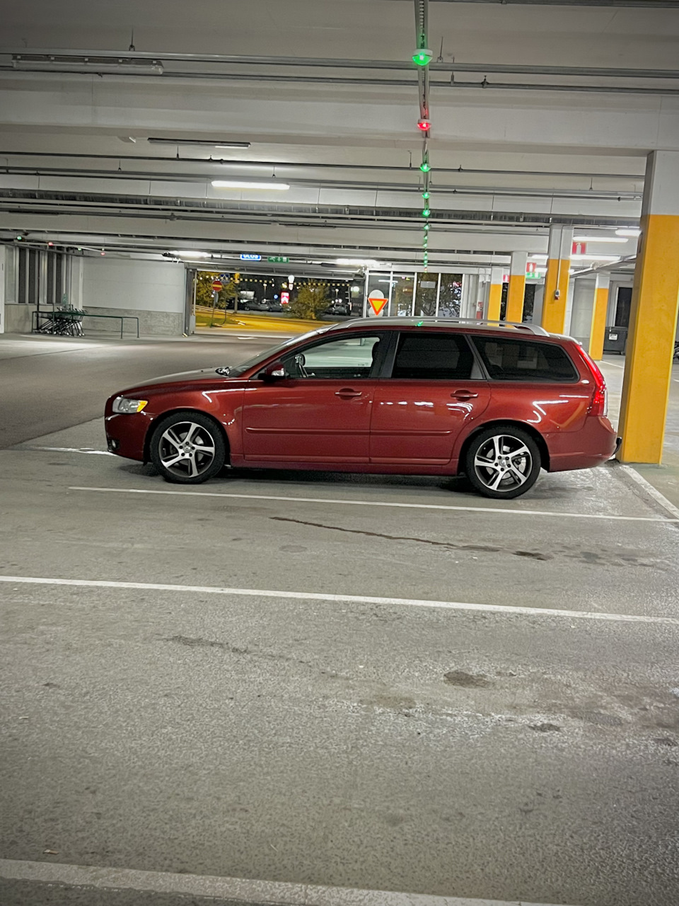 Шторка в багажник и тонировка задней полусферы — Volvo V50, 1,6 л, 2012 ...