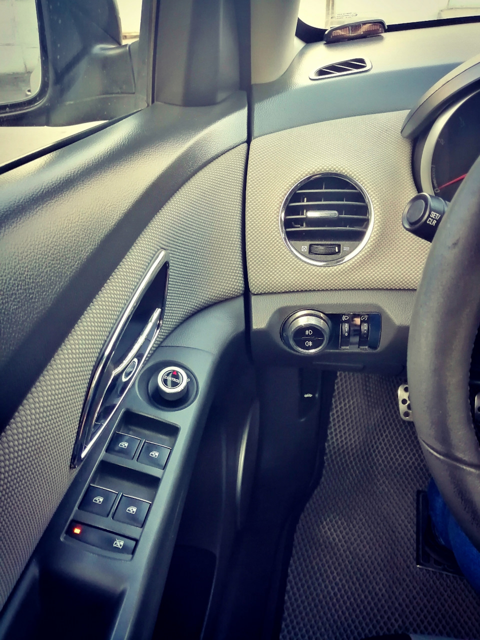 Накладка плотно оделась на родную крутилку без скотча — Chevrolet Cruze (1G)