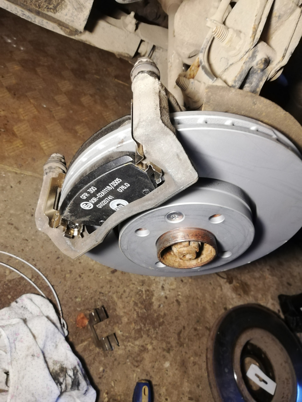 Замена тормозных дисков и регулировка зазоров задних колодок — Lada ...