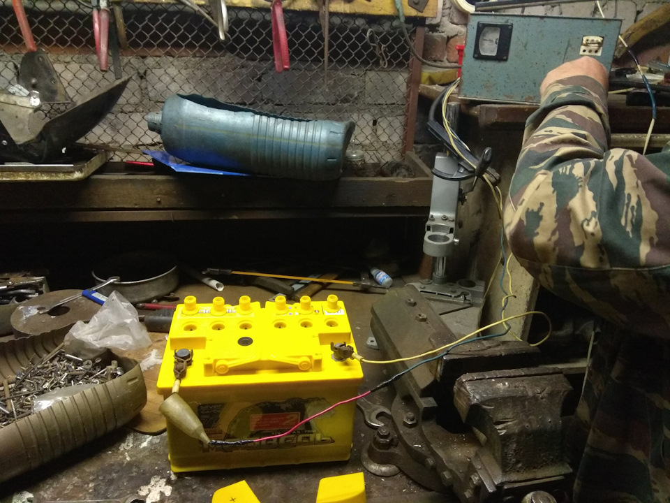 подзаряжаем, так как напряжение было 12.55 В — Ford Edge (1G)